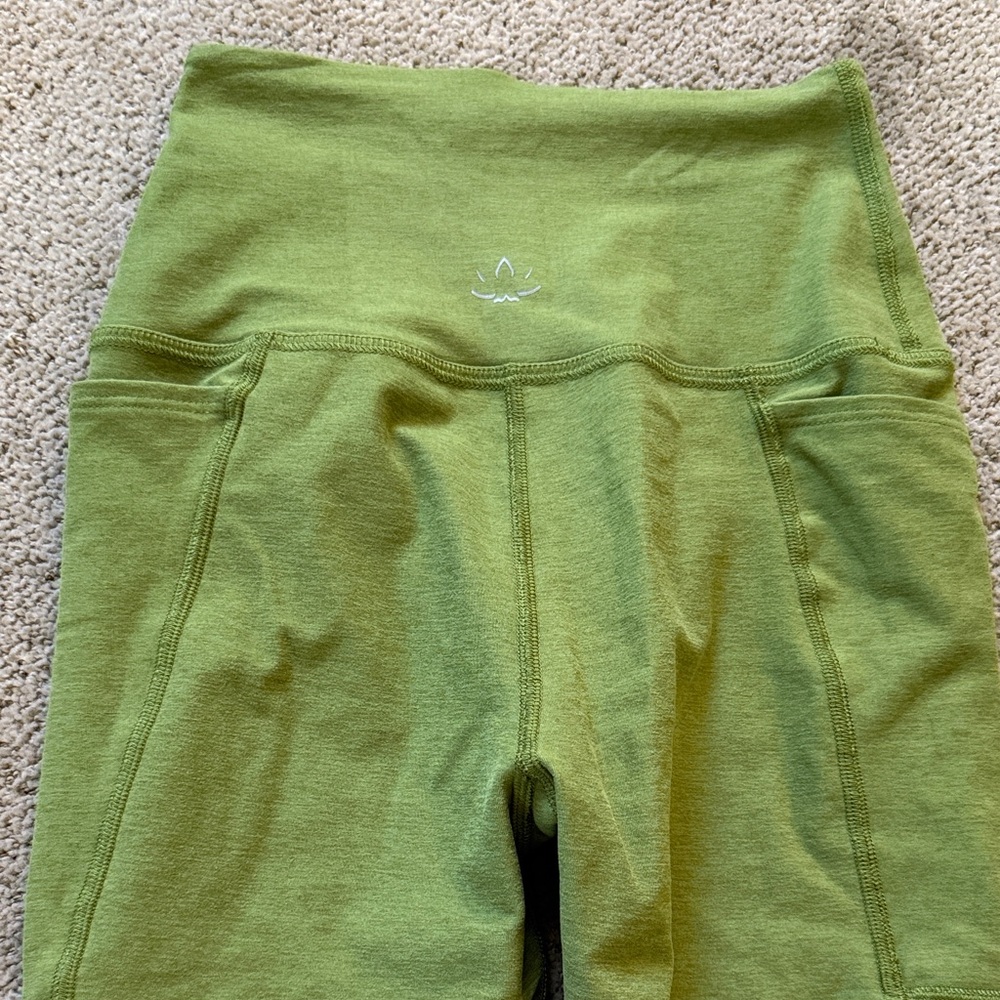 Green High-Waisted Beyond Yoga 3/4 legging with pockets